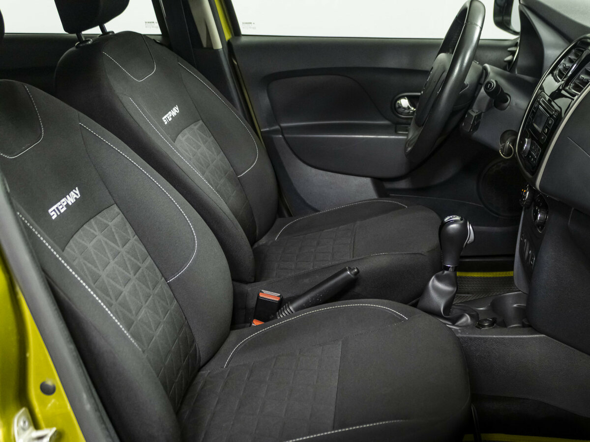 Renault Sandero с пробегом — 2015 год. Фото: #7