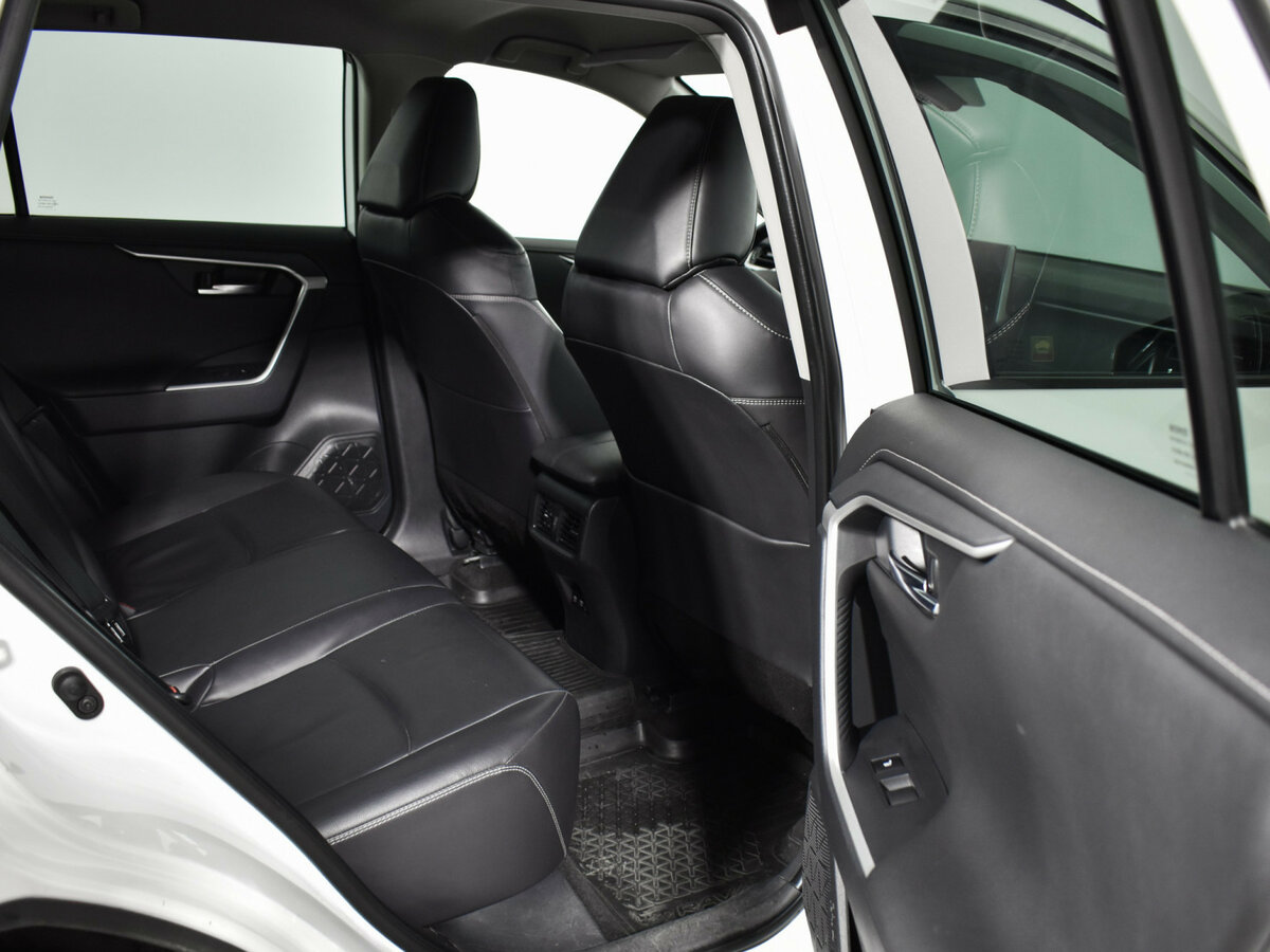 Toyota RAV4 с пробегом — 2019 год. Фото: #11