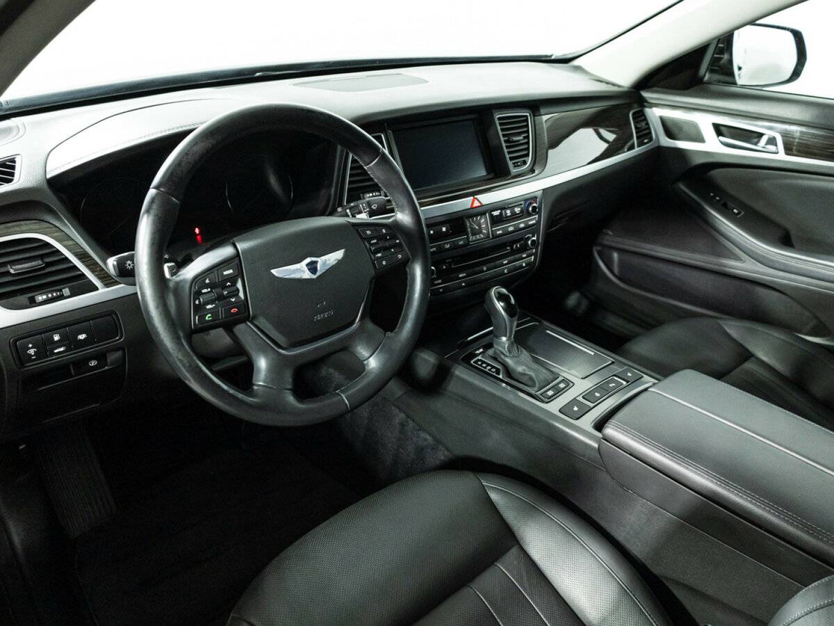 Hyundai Genesis с пробегом — 2015 год. Фото: #10