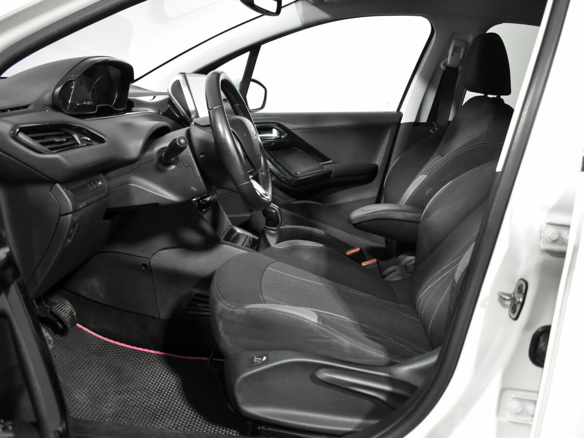 Peugeot 208 с пробегом — 2013 год. Фото: #9